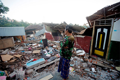 El número de muertos por el terremoto de Lombok supera ya los 400